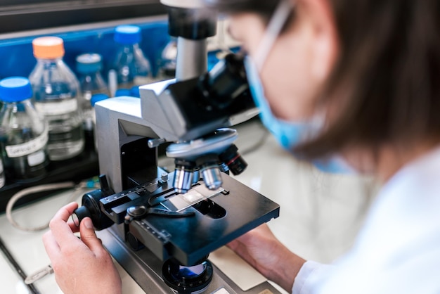 Close-up van een vrouw die in een lab werkt