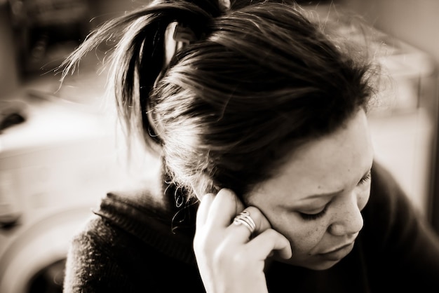 Foto close-up van een vrouw die naar beneden kijkt