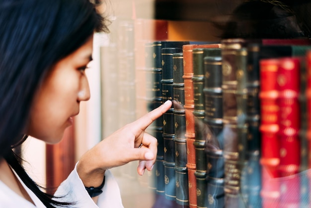 Close-up van een vrouw die naar boeken kijkt