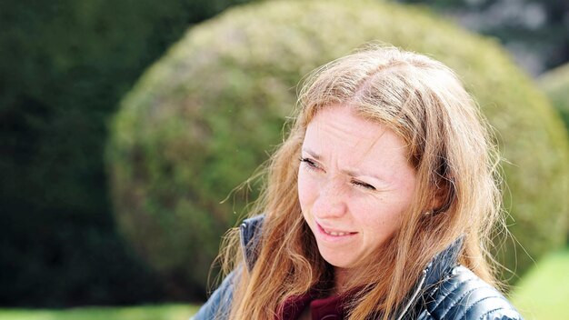 Foto close-up van een vrouw die naar buiten kijkt