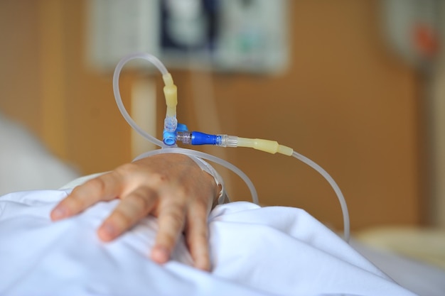 Foto close-up van een vrouw die op het bed ligt