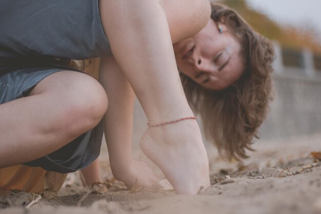 Foto close-up van een vrouw die op het strand danst