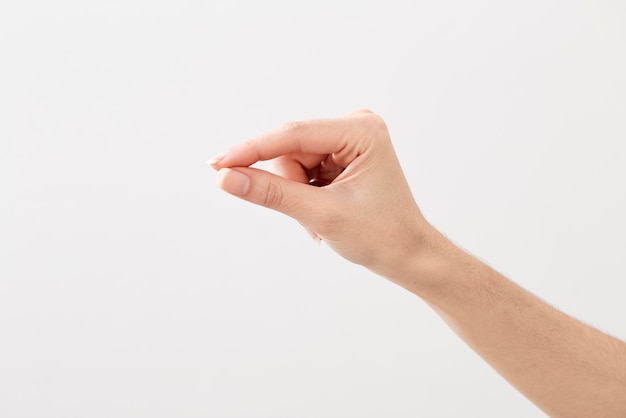 Close-up van een vrouw die over een witte achtergrond knijpt