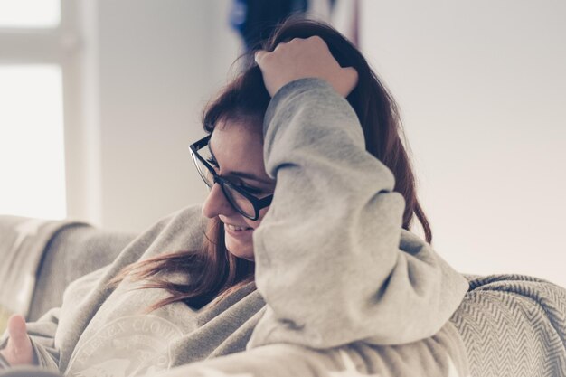 Foto close-up van een vrouw die thuis op de bank ontspant