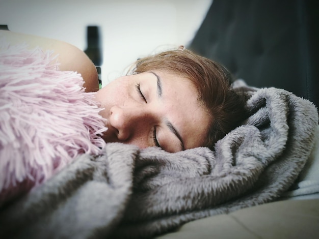 Foto close-up van een vrouw die thuis op het bed slaapt