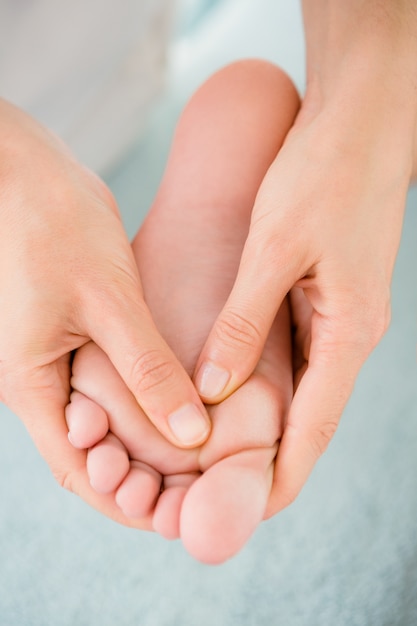 Close-up van een vrouw die voetmassage ontvangt