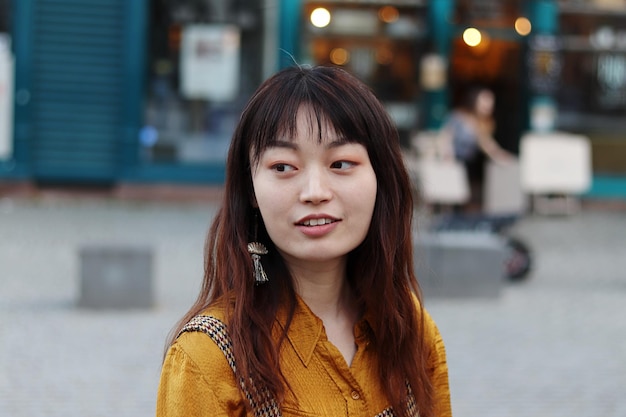 Close-up van een vrouw die wegkijkt in de stad