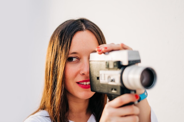 Close-up van een vrouw die wegkijkt terwijl ze de camera vasthoudt