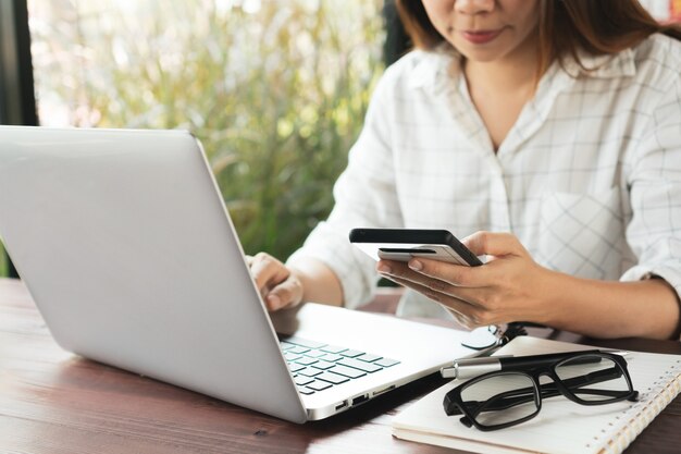 Close up van een vrouw die werkt op een computer