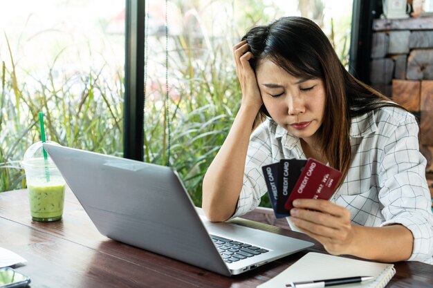 Close up van een vrouw die werkt op een computer