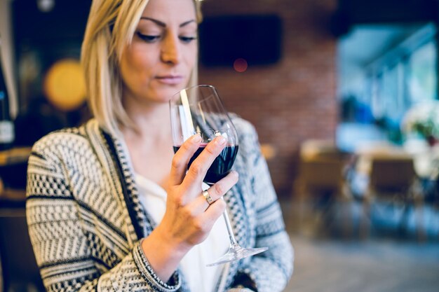 Close-up van een vrouw die wijn drinkt