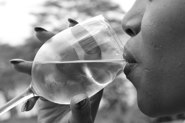 Foto close-up van een vrouw die wijn drinkt