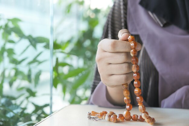 Foto close up van een vrouw hand hoding bidparels