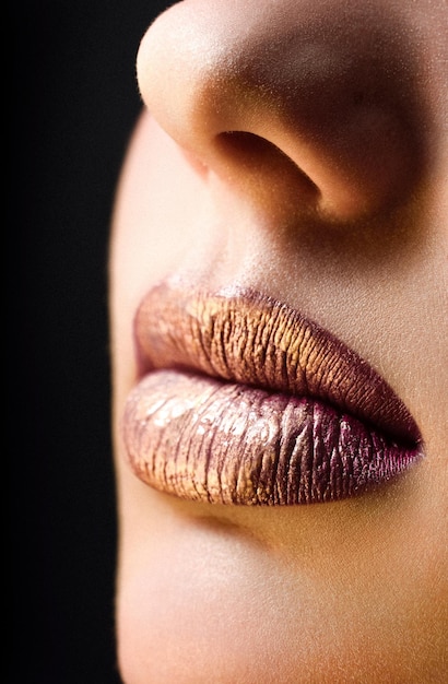 Foto close-up van een vrouw lippen twee kleuren