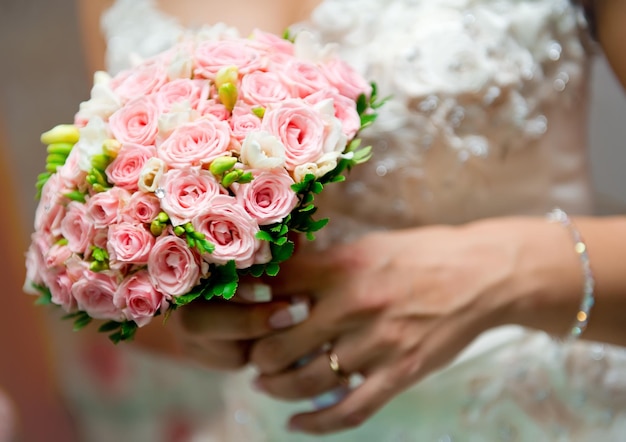 Close-up van een vrouw met een boeket
