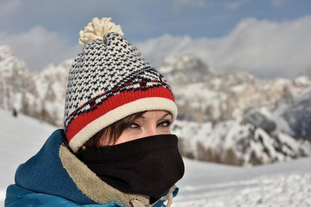 Foto close-up van een vrouw met een gebreide hoed en masker