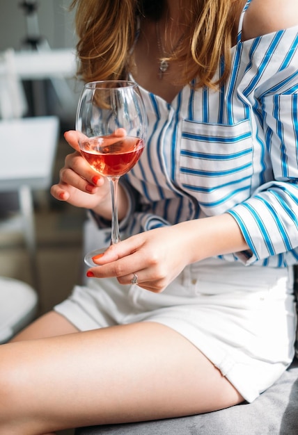 Foto close-up van een vrouw met een glas wijn