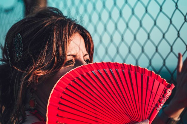 Foto close-up van een vrouw met een handventilator