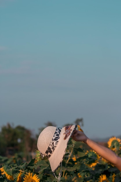 Foto close-up van een vrouw met een hoed op het veld tegen een heldere lucht