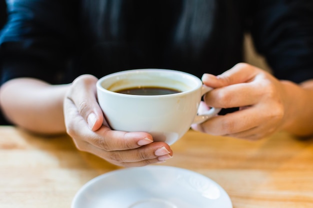 Close-up van een vrouw met een koffiekop