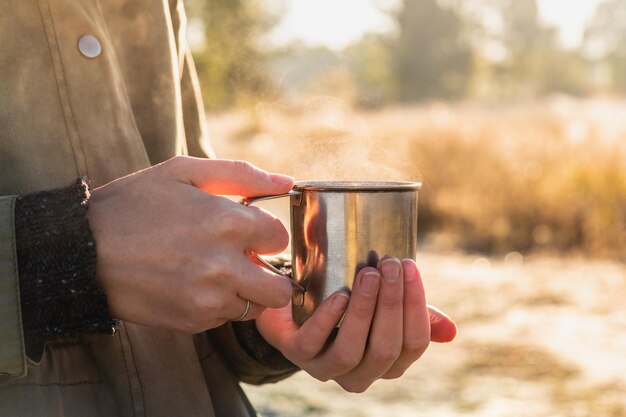 Foto close-up van een vrouw met een koffiekop