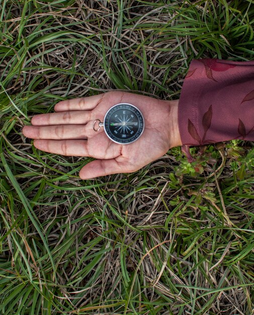 Foto close-up van een vrouw met een navigatiekompas op het veld