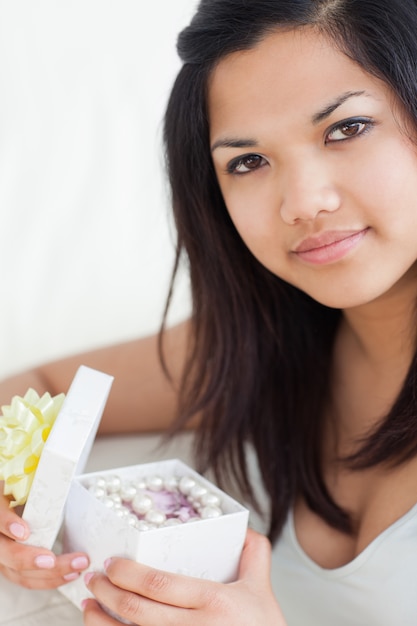 Close-up van een vrouw met een open geschenkdoos