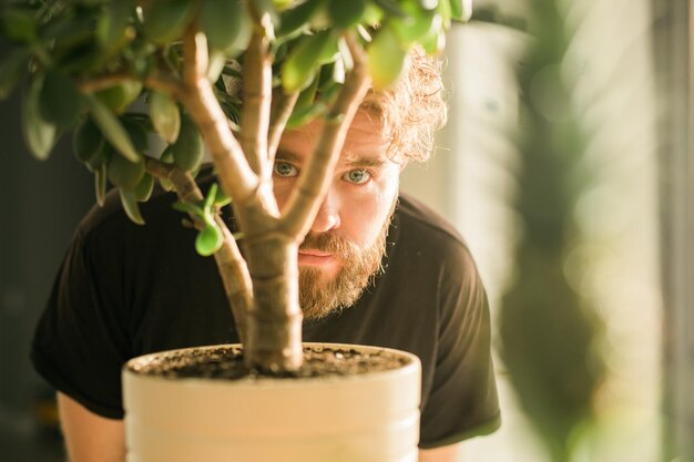 Foto close-up van een vrouw met een potplant