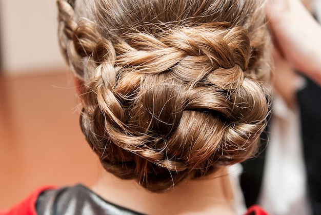 Close-up van een vrouw met een stijlvol kapsel