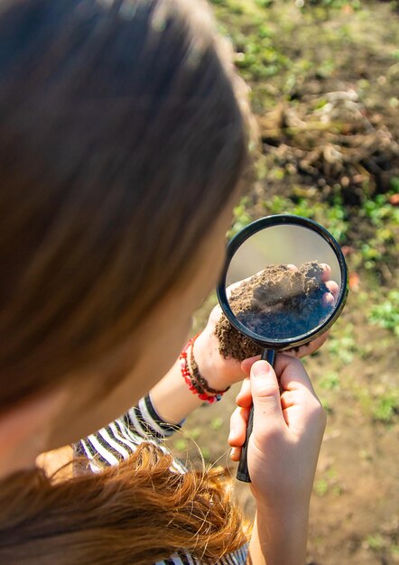 Foto close-up van een vrouw met een vergrootglas