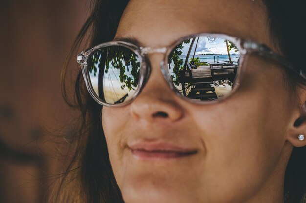 Foto close-up van een vrouw met een zonnebril.