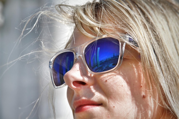 Close-up van een vrouw met een zonnebril.