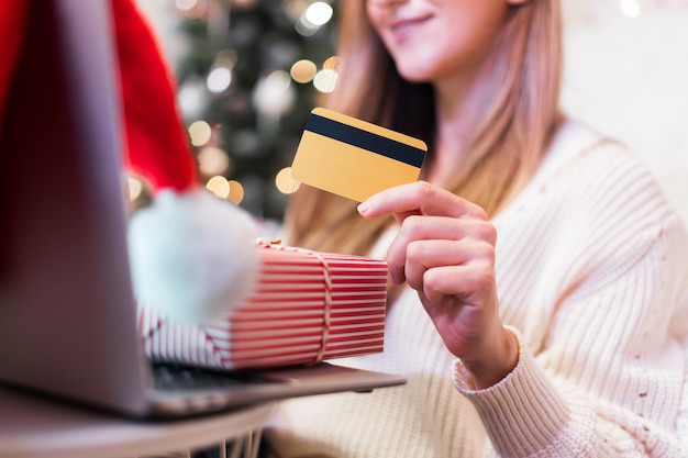 Close up van een vrouw online winkelen voor Kerstmis