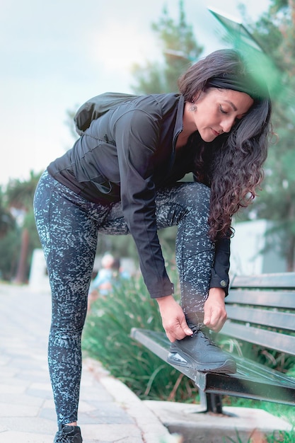 Close up van een vrouw veters strikken Women39s sneaker klaar voor buiten hardlopen in het park