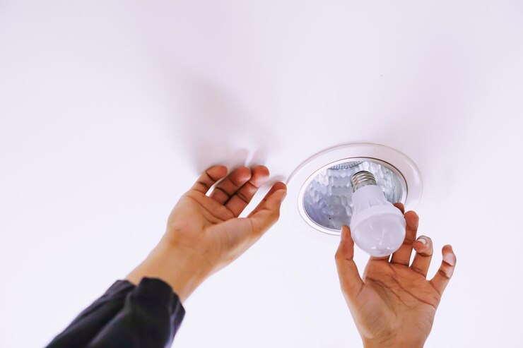 Foto close-up van een vrouwelijke hand die glas vasthoudt op een witte achtergrond