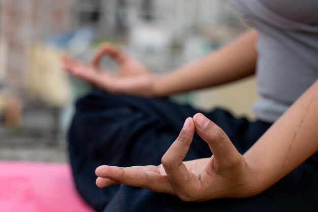 Close-up van een vrouwelijke hand met vingers in Gyan mudra symbool van wijsheid Indiaas meisje beoefent yoga