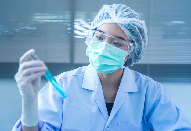 Close-up van een vrouwelijke wetenschapper die in een laboratorium experimenteert