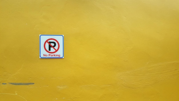 Foto close-up van een waarschuwingsbord op de muur