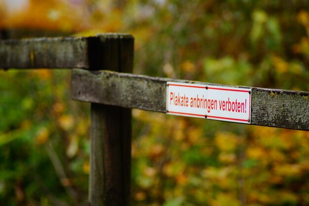 Foto close-up van een waarschuwingsbord op een houten hek