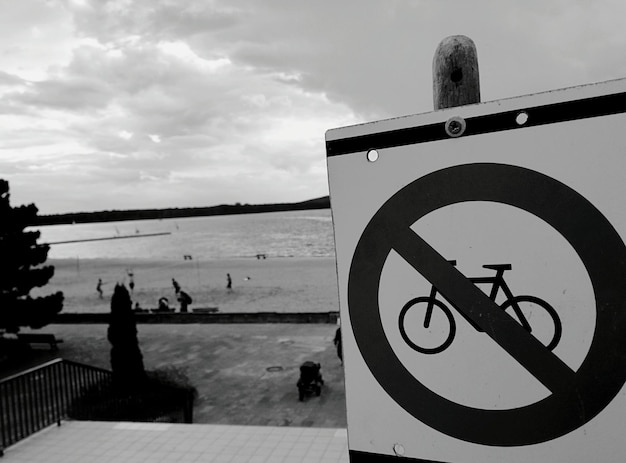 Close-up van een waarschuwingsbord op het strand