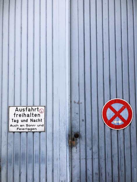 Foto close-up van een waarschuwingsbord op hout