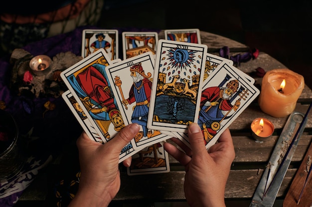 Close-up van een waarzegster die tarotkaarten leest