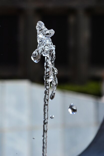 Foto close-up van een waterdruppel op een fontein