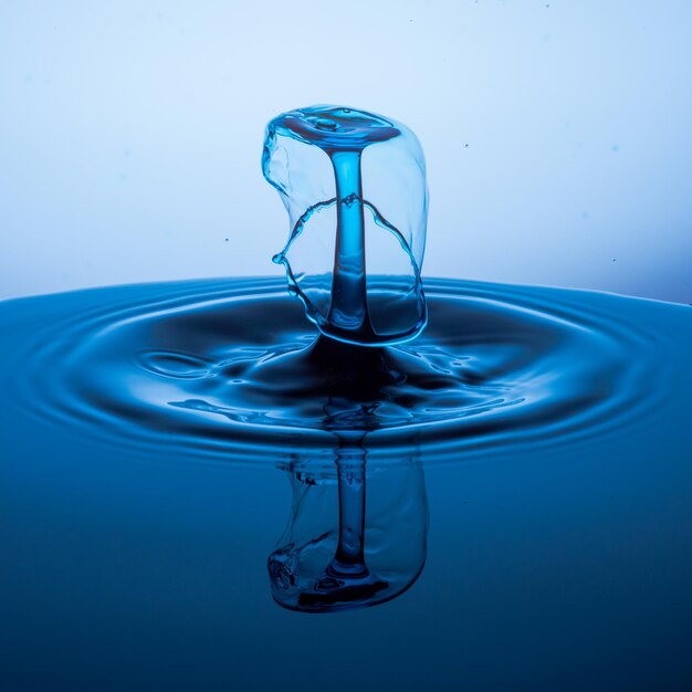 Foto close-up van een waterdruppel tegen een witte achtergrond