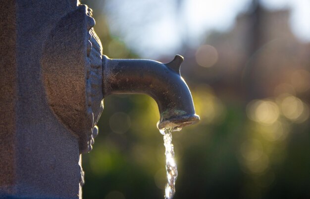 Foto close-up van een waterkraan tegen een wazige achtergrond