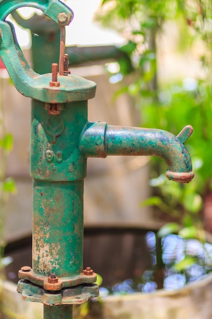 Foto close-up van een waterpijp op roestig metaal