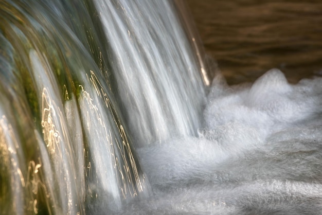 Foto close-up van een waterval in de zee