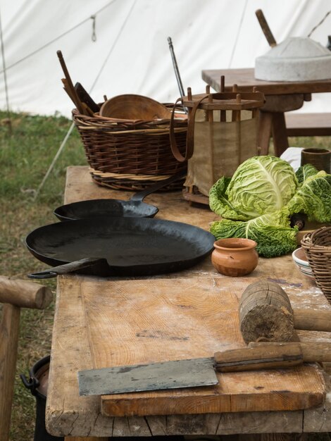 Close-up van een wicker mand op tafel