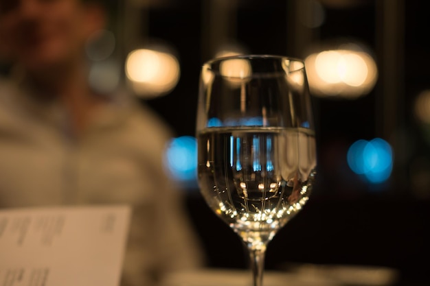 Close-up van een wijnglas in een restaurant