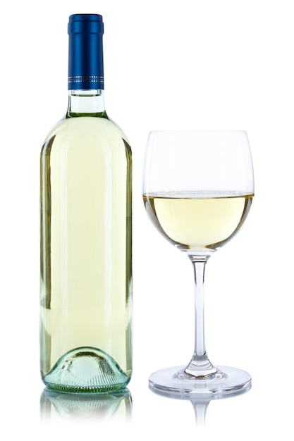 Foto close-up van een wijnglas op tafel tegen een witte achtergrond